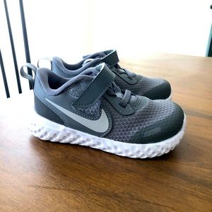 Nike BRAND NEW Toddler Sneakers, Size 8, Gray